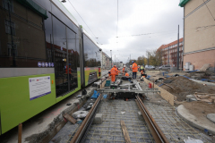Zdjecie-1-–-Skrzyzowanie-al.-Pilsudskiego-i-ul.-Kosciuszki-–-montaz-szyn-i-urzadzen-sterujacych-rozjazdami-tramwajowymi-26.10.2022-r.