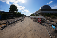 Odcinek-jezdni-przy-Planetarium-ustawione-krawezniki-ulozona-podbudowa-pomocnicza-odcinek-przygotowany-do-ulozenia-masy-bitumicznej-14.07.2022-r.