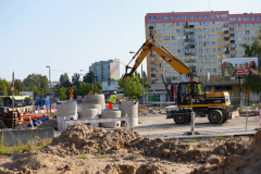 Skrzyzowanie-al.-Pilsudskiego-z-ul.-Dworcowa-montaz-sieci-kanalizacji-deszczowej-12.08.2022-r.