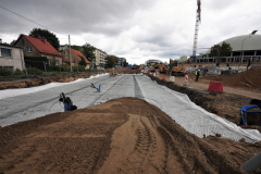 18-Skrzyzowanie-al.-Pilsudskiego-i-ul.-Mazowieckiego-ukladanie-warstwy-kruszywa-lamanego-budowa-materaca-geotechnicznego-do-wzmocnienia-slabonosnego-podloza-23.09.2022