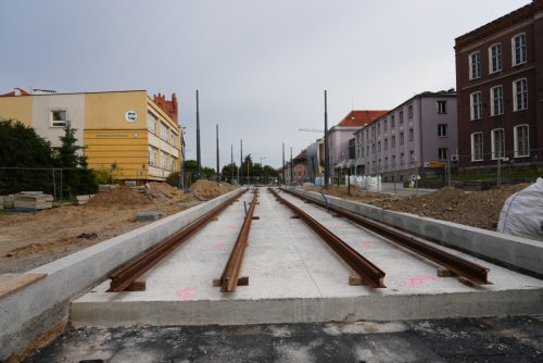 Zdjecie-nr-4-pl.-Jednosci-Slowianskiej-ulozona-warstwa-betonu-torowiska-tramwajowego-oraz-zamontowane-szyny-tramwajowe-25.08.2023-r