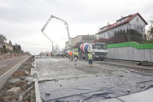 Zdjęcie nr 1 – Al. Piłsudskiego – betonowanie drugiej warstwy betonu na torowisku tramwajowym, 09.11.2022 r.