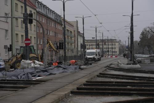Zdjęcie nr 1 – ul. Kościuszki – montaż szyn torowiska tramwajowego, 29.03.2023 r.