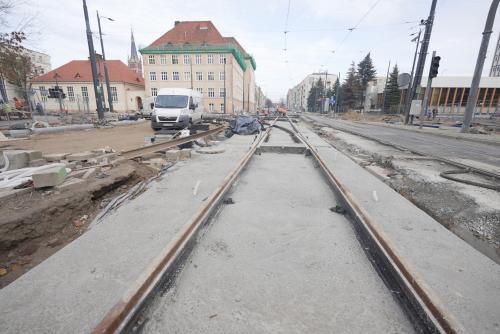 Zdjęcie nr 2 – Skrzyżowanie al. Piłsudskiego i ul. Kościuszki – wykonane betonowanie pierwszej warstwy płyty torowiska tramwajowego, 09.11.2022 r.