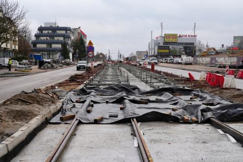Zdjęcie nr 2 – al. Piłsudskiego – wykonane betonowanie pierwszej warstwy betonu torowiska tramwajowego, 12.01.2023 r.