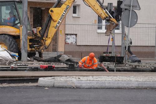 Zdjęcie nr 3 – ul. Kościuszki – prace przygotowawcze do spawania szyn torowiska tramwajowego, 29.03.2023 r.