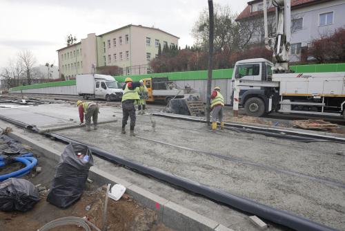 Zdjęcie nr 4 – Al. Piłsudskiego – betonowanie drugiej warstwy betonu na torowisku tramwajowym, 09.11.2022 r.