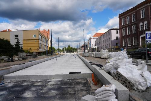 Zdjęcie nr 5 - pl. Jedności Słowiańskiej - wykonana pierwsza warstwa betonu na torowisku tramwajowym, 04.08.2023 r.