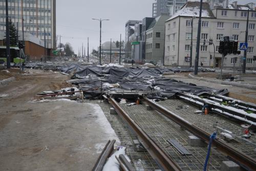 Zdjecie-nr-1-–-al.-Pilsudskiego-i-ul.-Kosciuszki-wykonane-betonowanie-torowiska-tramwajowego-i-zabezpieczenie-matami-przed-ujemna-temperatura-25.11.2022-r.